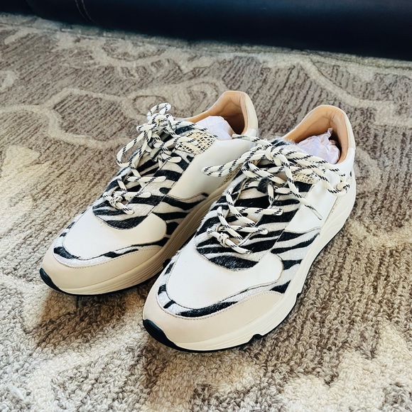 oasis society Shoes - NEW! Oasis Society Zebra Sneakers New Size 8